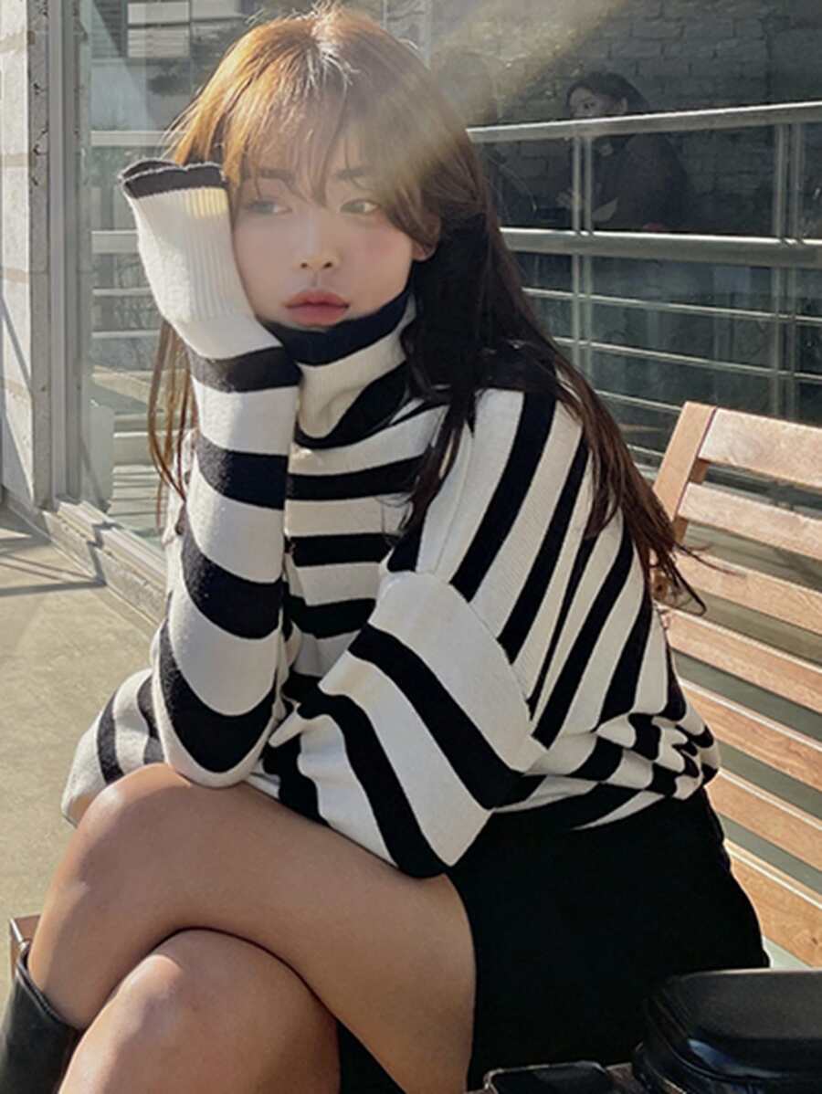 DAZY Suéter de cuello de tortuga con hombros caídos y estampado de rayas para invierno - Blanco y Negro - Ver 1