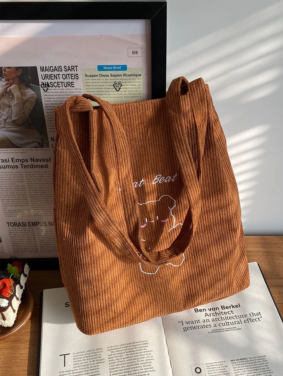 حقيبة كتف من القطيفة الكاجوال، حقيبة تسوق كبيرة مزينة بشارة، حقيبة تسوق قابلة لإعادة الاستخدام خفيفة الوزن، حقيبة كتف كرتونية لحمل الأعمال الكاجوال للدببة للمراهقات والنساء وطلاب الكلية، مثالية للمكتب والكلية والعمل والأعمال والتنقل، حقيبة كتف للمدرسة