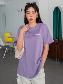 DAZY Đồ họa Khẩu hiệu Áo thun Thả vai - Màu Lilac Tím - Xem 3