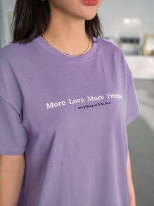 DAZY Đồ họa Khẩu hiệu Áo thun Thả vai - Màu Lilac Tím - Xem 4