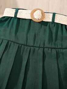 女孩前紐扣無袖襯衫和百褶腰帶半身裙