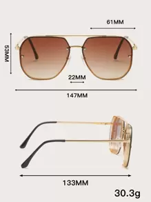 1副金属框时尚眼镜，适合优雅着装、旅行、运动风、驾驶、度假装扮、海滩、音乐节、休闲外出、夏季配饰、假期、家庭出游、街头服饰、运动、派对、户外活动、钓鱼、夏季海滩度假、户外旅行等场合。复古超大飞行员镜框，适合外出装扮和返校季。