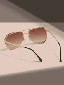 1副金属框时尚眼镜，适合优雅着装、旅行、运动风、驾驶、度假装扮、海滩、音乐节、休闲外出、夏季配饰、假期、家庭出游、街头服饰、运动、派对、户外活动、钓鱼、夏季海滩度假、户外旅行等场合。复古超大飞行员镜框，适合外出装扮和返校季。