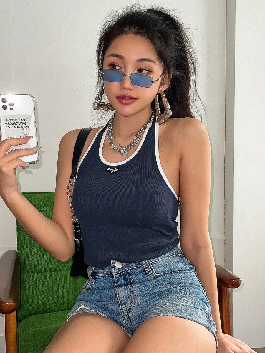 DAZY 字母貼布撞色滾邊露背掛脖上衣 - 藏蓝色 - 查看 1