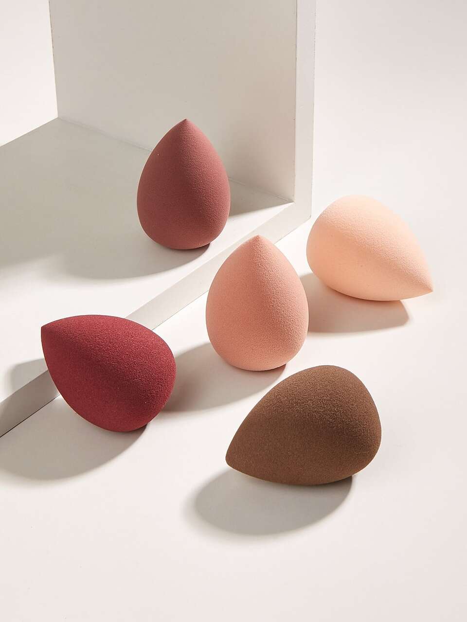 5PCS Waterdrop Shaped Makeup Sponges With 1PC Storage Box Wet Dry Dual Use Cosmetic Applicators Portable Beauty Tools Ideal For Vanity Bedroom Decor Daily Makeup Application Travel Essentials Christmas Stocking Stuffers And Practical Giveaways