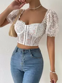 Chiquease Top court à imprimé floral à encolure de cœur manches bouffantes