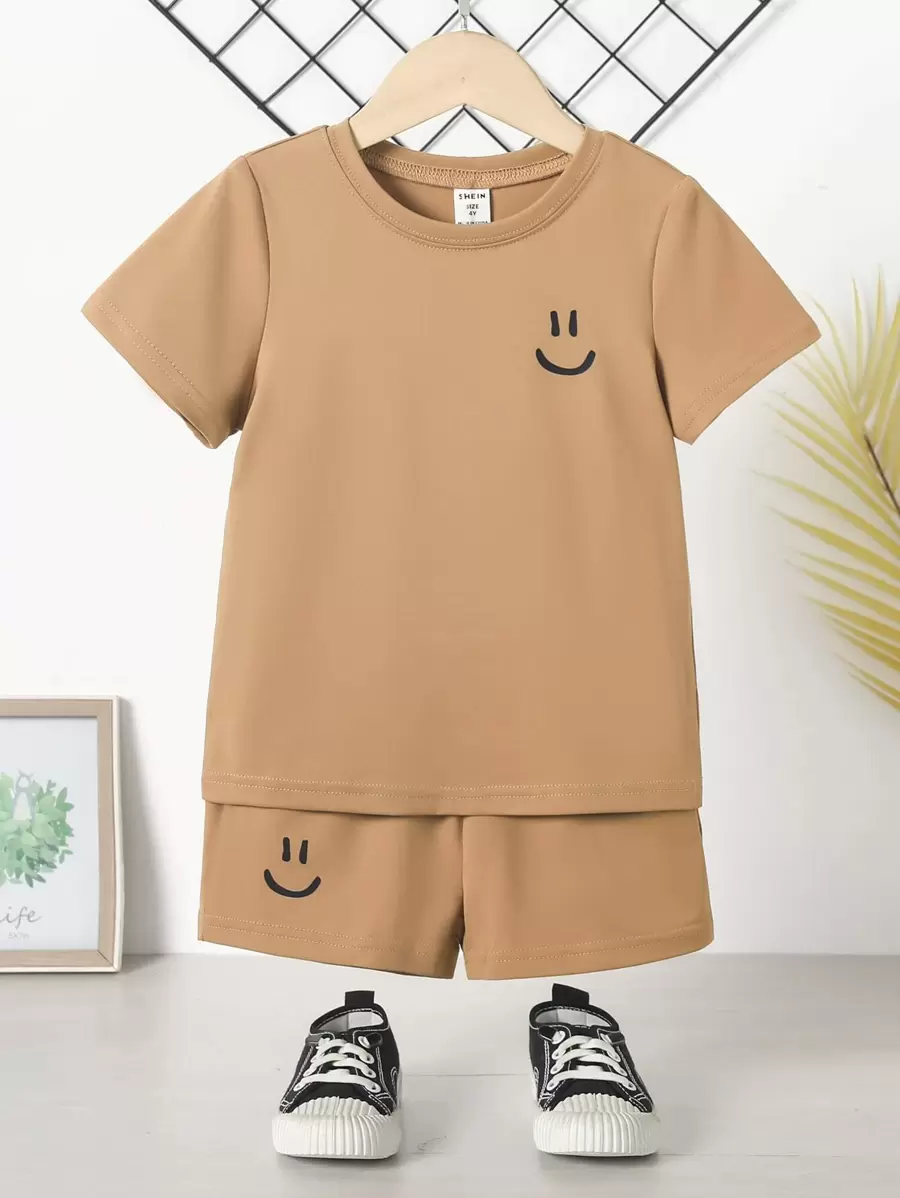 SHEIN 少年男童2入組休閒純色微笑臉印花短袖襯衫和印花短褲套裝，適用於夏季，休閒，派對，日常穿著，學校，旅行，聚會