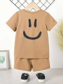 SHEIN 少年男童2入組休閒純色微笑臉印花短袖襯衫和印花短褲套裝，適用於夏季，休閒，派對，日常穿著，學校，旅行，聚會