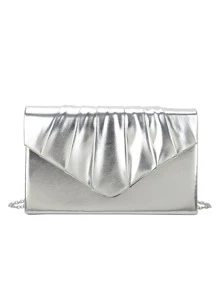 Bolsa cuadrada de color metálico con diseño fruncido con solapa con cadena