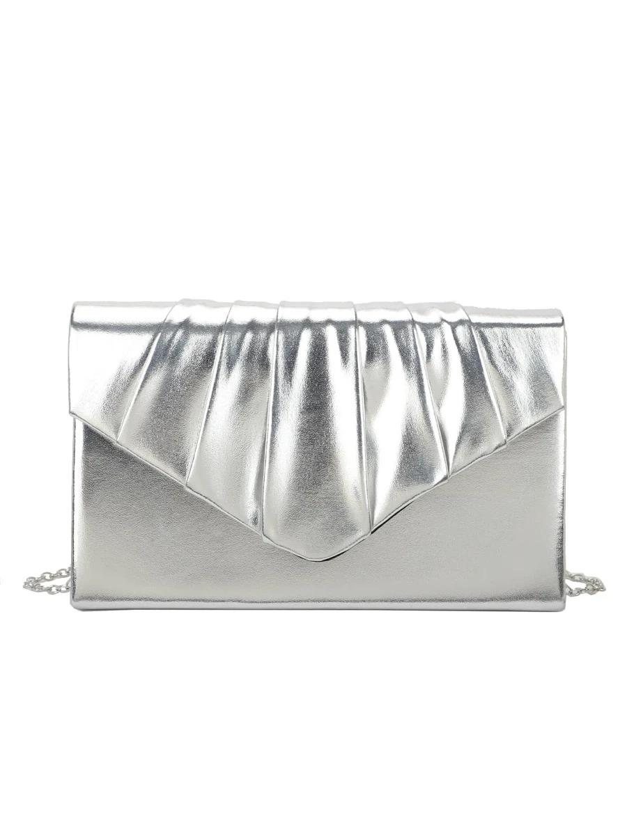 Bolsa cuadrada de color metálico con diseño fruncido con solapa con cadena