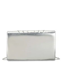 Bolsa cuadrada de color metálico con diseño fruncido con solapa con cadena