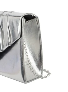 Bolsa cuadrada de color metálico con diseño fruncido con solapa con cadena