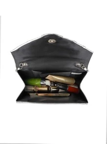 Bolsa cuadrada de color metálico con diseño fruncido con solapa con cadena