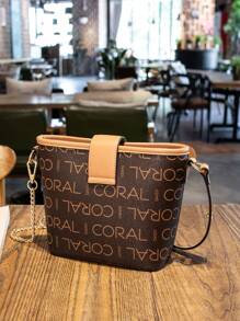 Bolsa cuadrada mini con estampado de letra con diseño de cadena - Café integral - Ver 4
