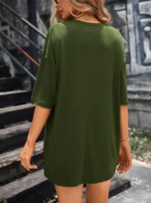 SHEIN EZwear Camiseta de hombros caídos con estampado de slogan y dibujos animados - Verde militar - Ver 2