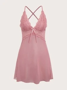 طقم بيجامة يتكون من رداء نوم بأكمام منتفخة وحزام ، وفستان نوم مع لوحة من الدانتيل والفيونكة