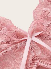 طقم بيجامة يتكون من رداء نوم بأكمام منتفخة وحزام ، وفستان نوم مع لوحة من الدانتيل والفيونكة