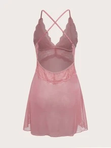 طقم بيجامة يتكون من رداء نوم بأكمام منتفخة وحزام ، وفستان نوم مع لوحة من الدانتيل والفيونكة