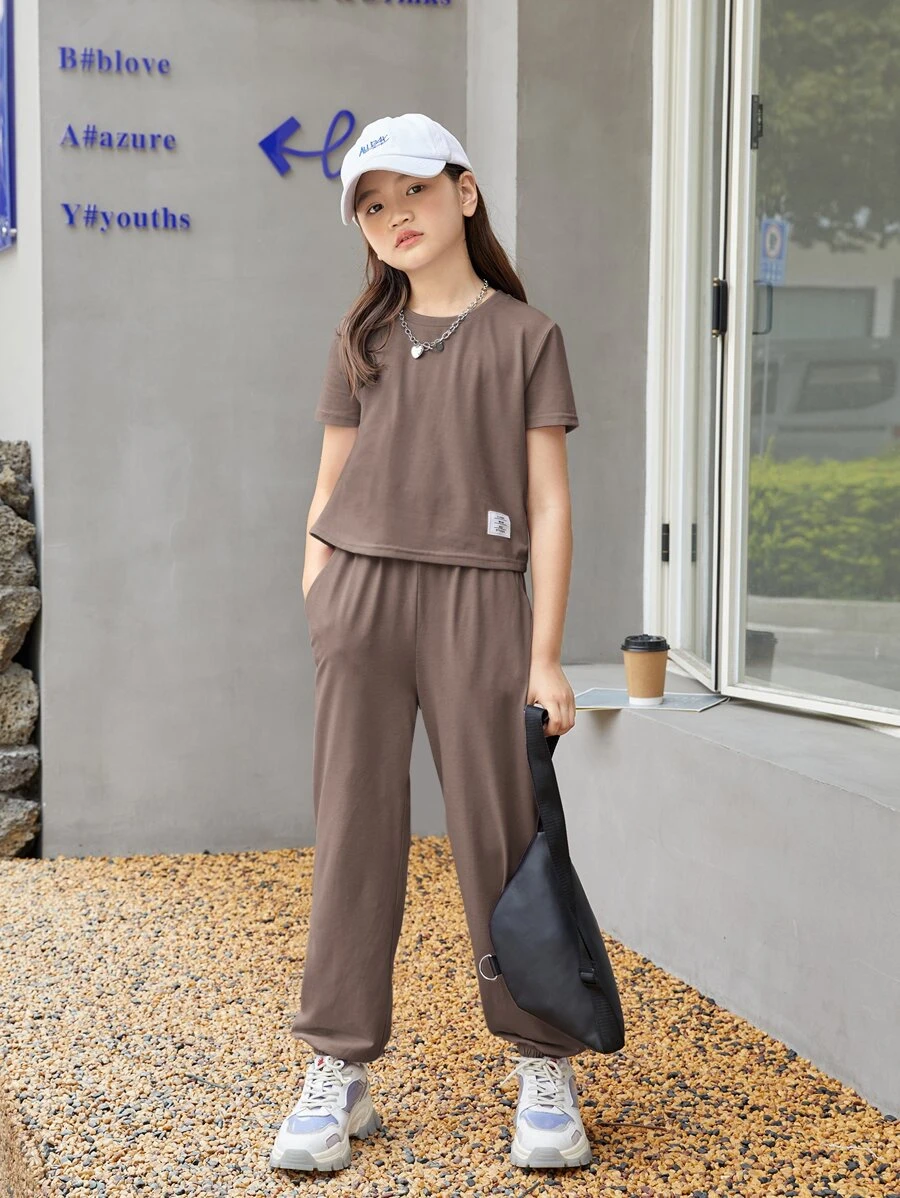 SHEIN Màu thuần Lỏng lẻo mặt trời Cô gái Tween Chi tiết vá Ngắn tay Áo thun Và Quần - Màu nâu  Mocha - Xem 1