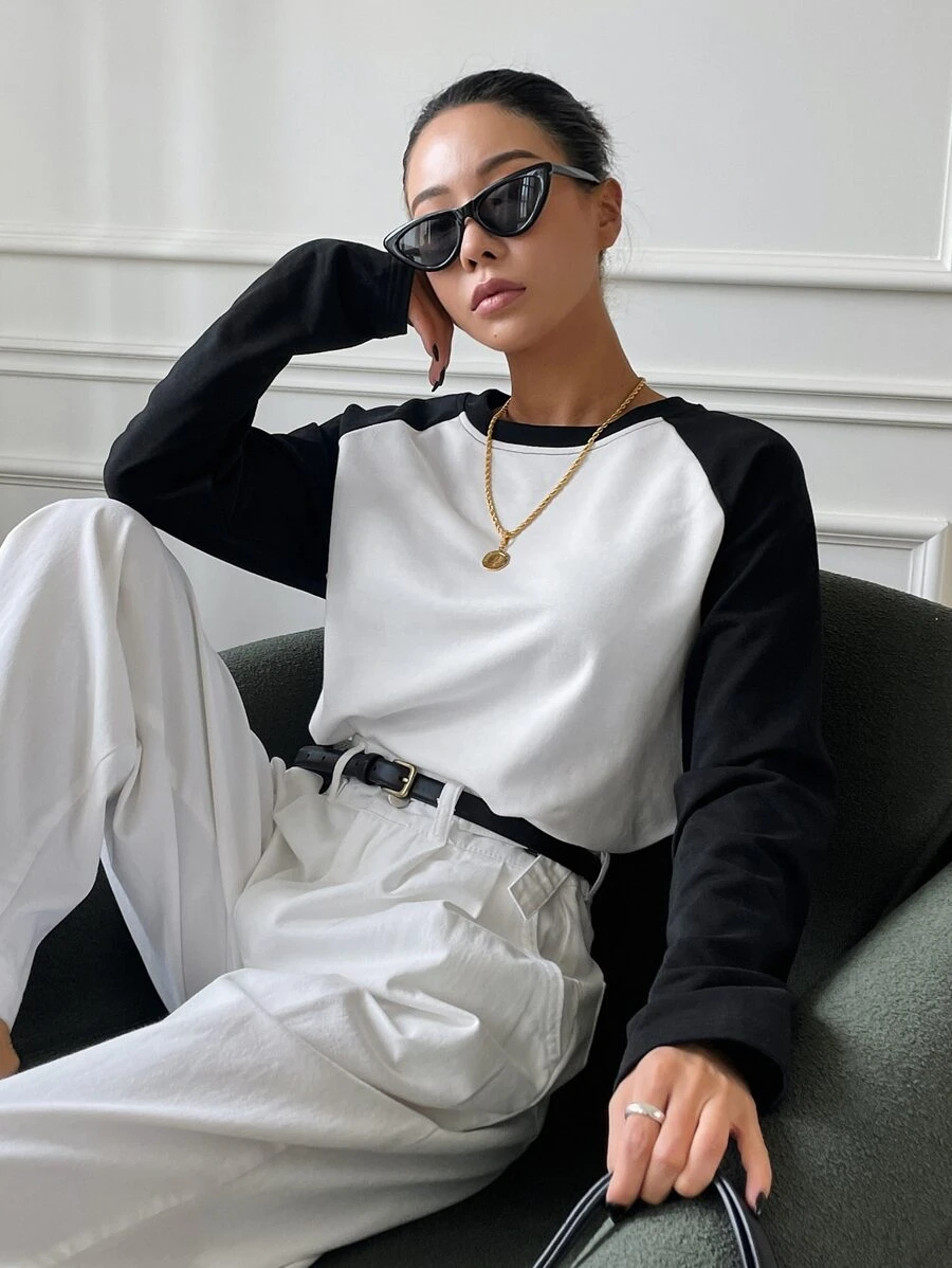 DAZY Camiseta de manga raglán con bloques de color, ropa de otoño para mujer con manga larga - Blanco y Negro - Ver 1