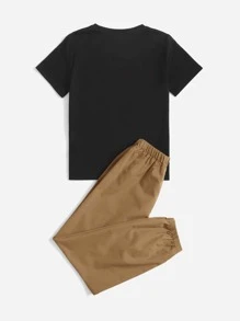 SHEIN Camiseta Gráfica Con Plumas Y Letras Para Niño Juvenil Y Pantalones Con Parches Incluidos