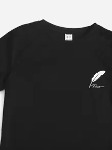 SHEIN Camiseta Gráfica Con Plumas Y Letras Para Niño Juvenil Y Pantalones Con Parches Incluidos