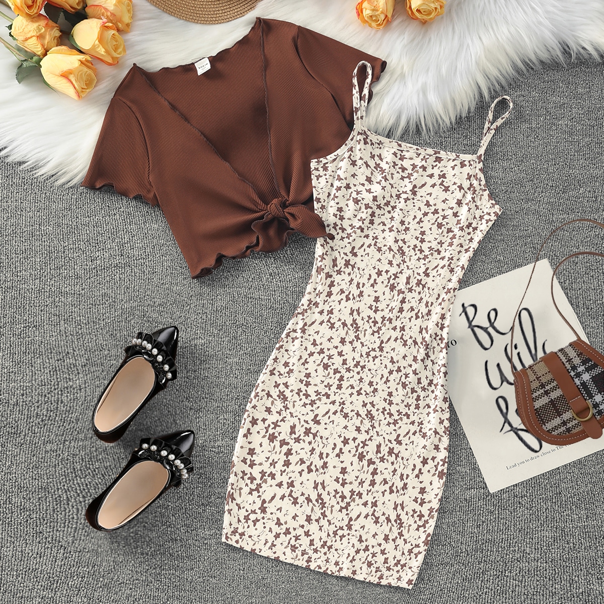 Conjunto top de mujer joven con ribete de lechuga y nudo delantero junto con un vestido camiseta con estampado floral ditsy, ideal para vacaciones, ve