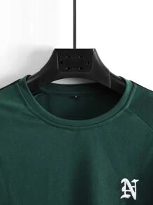 Manfinity Hombres Camiseta con estampado de letra de manga raglán - Verde Oscuro - Ver 3