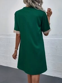 SHEIN LUNE 蕾絲拼接缺口領直筒連衣裙 - 綠色 - 查看 2