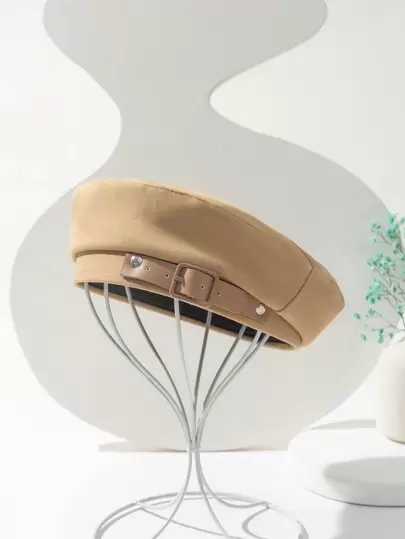 皮帶和鉚釘裝飾貝雷帽