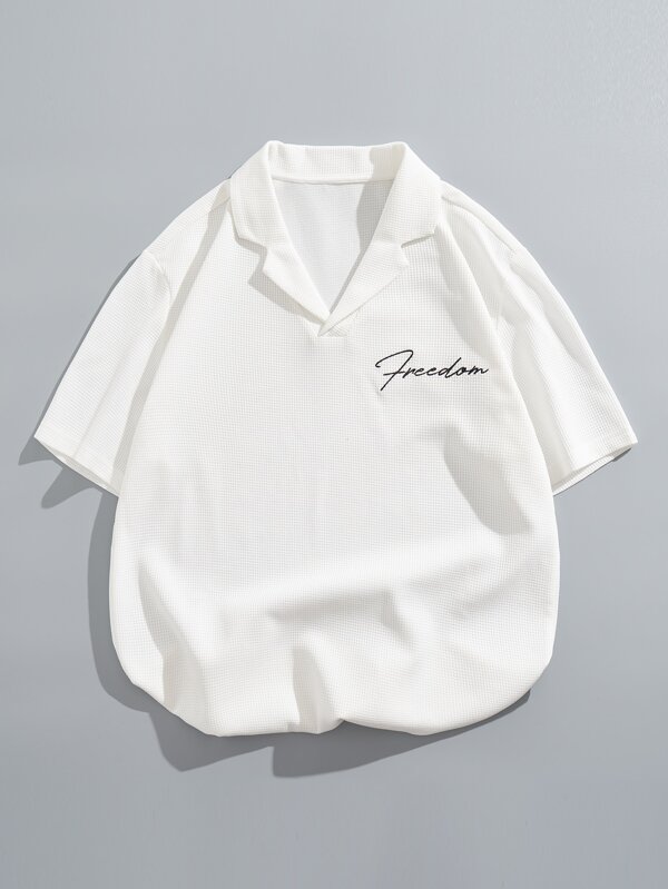 Manfinity EZcore Hombres Camiseta con bordado de letra de cuello con solapa