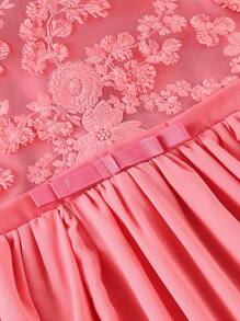 SHEIN Niñas Vestido con bordado floral con lazo delantero - Rosado Sandía - Ver 3