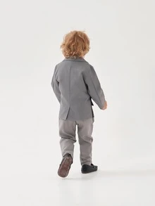 小男童西裝領西裝外套和前蝴蝶結襯衫和褲子