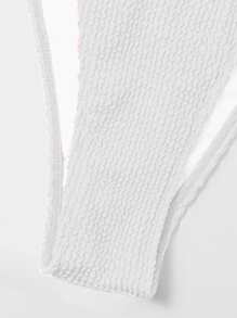 SHEIN Swim Conjunto de bikini con textura de playa de 2 piezas, top de triángulo con decoración de cadena de cristales y Bottom de bikini con lazos laterales - Blanco - Ver 5