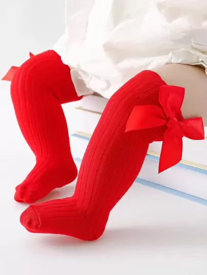 1 đôi tất dài quá đầu gối được trang trí hình nơ cho bé