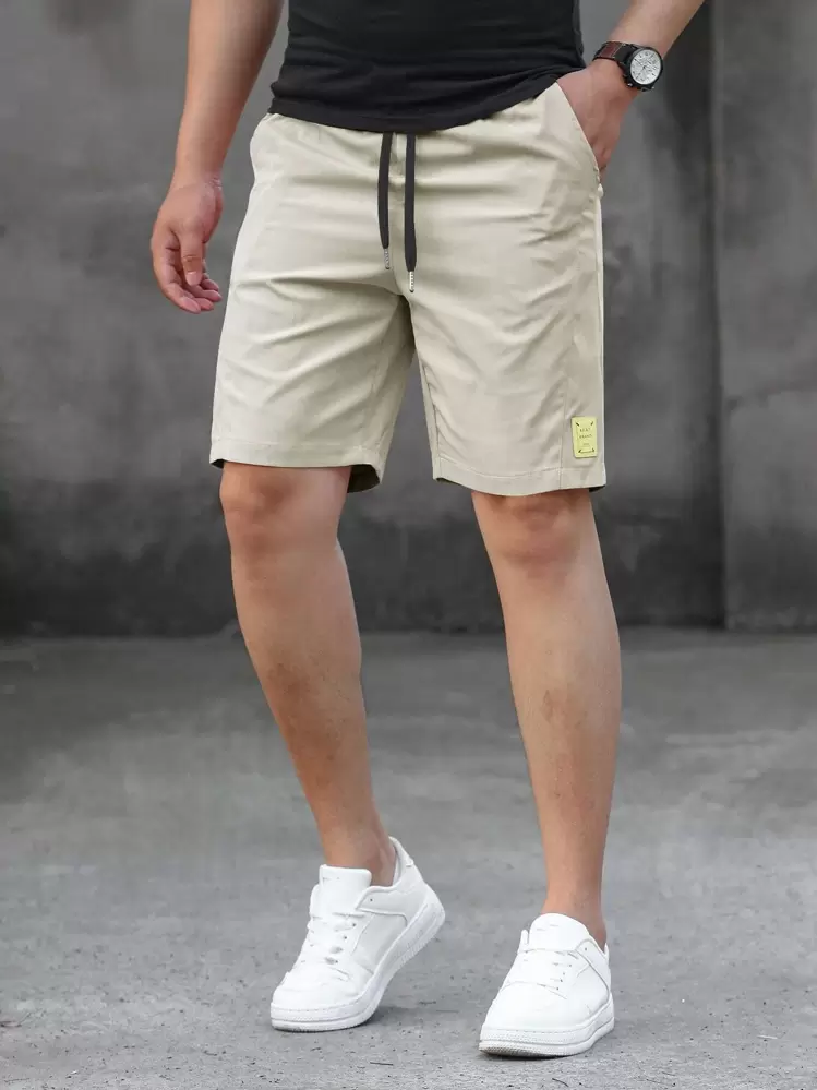 Manfinity LEGND Quần short nam dáng rộng có miếng vá chữ và dây rút ở eo - Màu Khaki - Xem 1