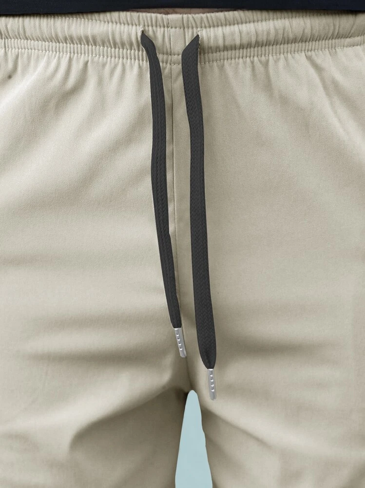 Manfinity LEGND Quần short nam dáng rộng có miếng vá chữ và dây rút ở eo - Màu Khaki - Xem 4