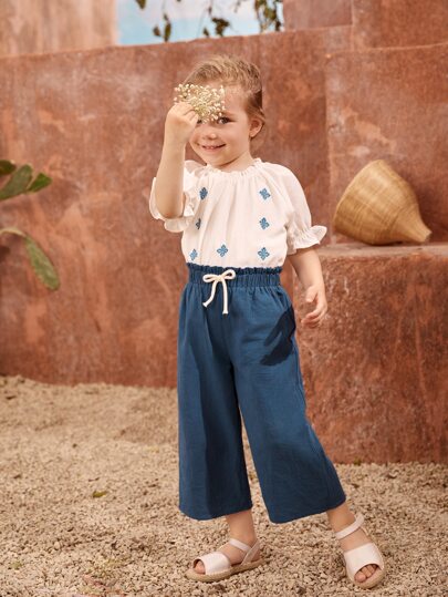 بنطلون فتاة شابة بخصر من الورق المقوى