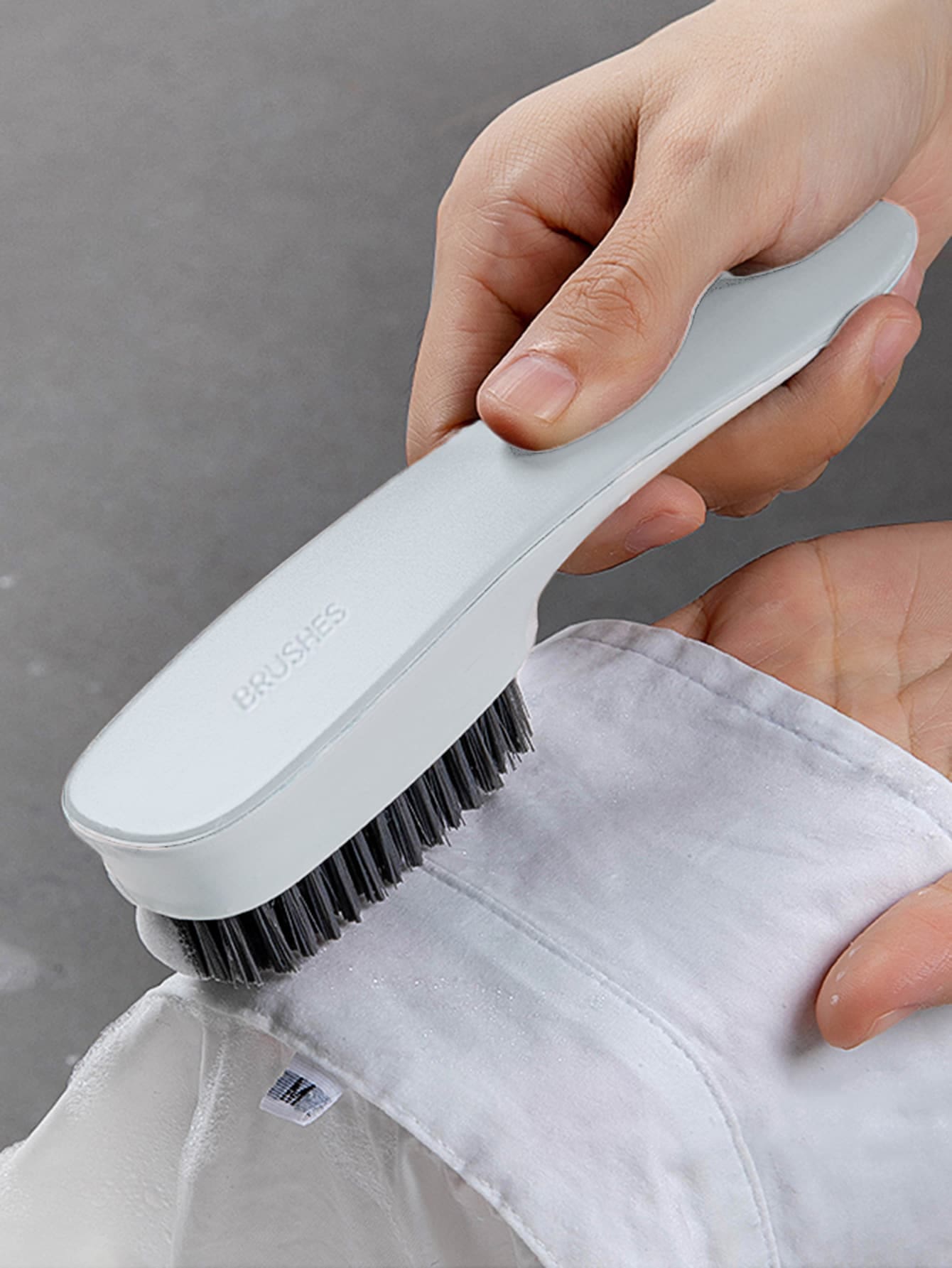 1 cái bàn chải làm sạch giày