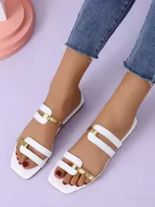 时尚户外平底拖鞋，金属细节人造革露趾凉拖，春夏穿搭 - 白色 - 查看 2