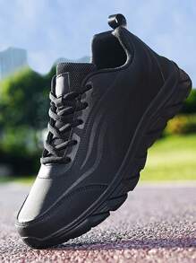 حذاء رياضي عارض أسود، حذاء رجالي بجزء علوي من الجلد خفيف الوزن، نعل ناعم مريح ومسامي مناسب للرياضة والملابس العادية