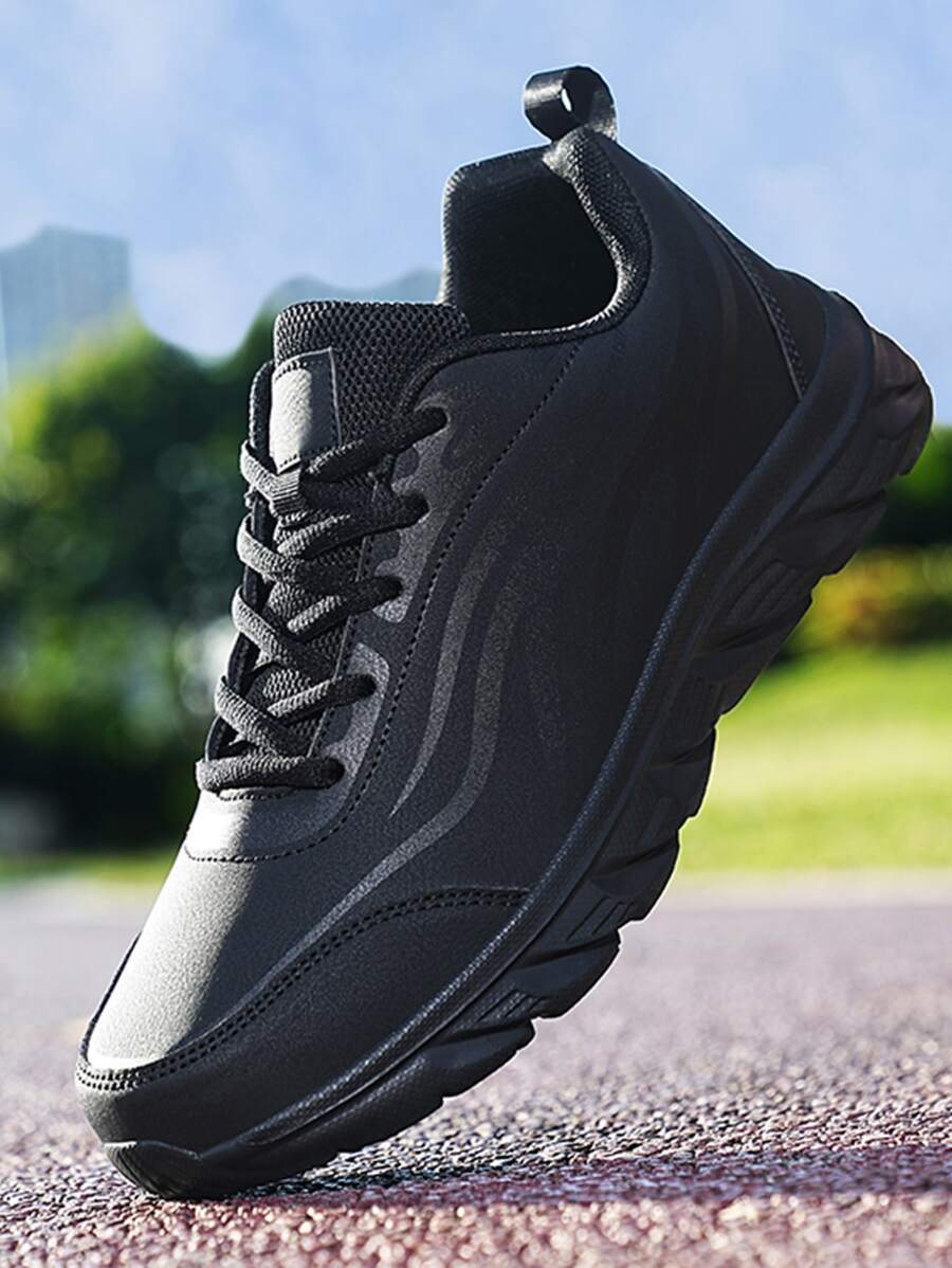 حذاء رياضي عارض أسود، حذاء رجالي بجزء علوي من الجلد خفيف الوزن، نعل ناعم مريح ومسامي مناسب للرياضة والملابس العادية