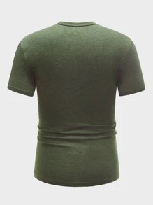 Manfinity NiteLyfe Top monocolore e collo a V dentellato e bottone per uomo - Verde militare - Visualizzare 2