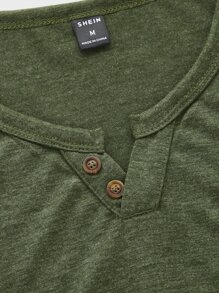 Manfinity NiteLyfe Top monocolore e collo a V dentellato e bottone per uomo - Verde militare - Visualizzare 5