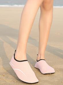 Zapatos acuáticos deportivos de colores en contraste para mujer con calcetines de agua para senderismo, senderismo por el río y otros deportes acuáticos