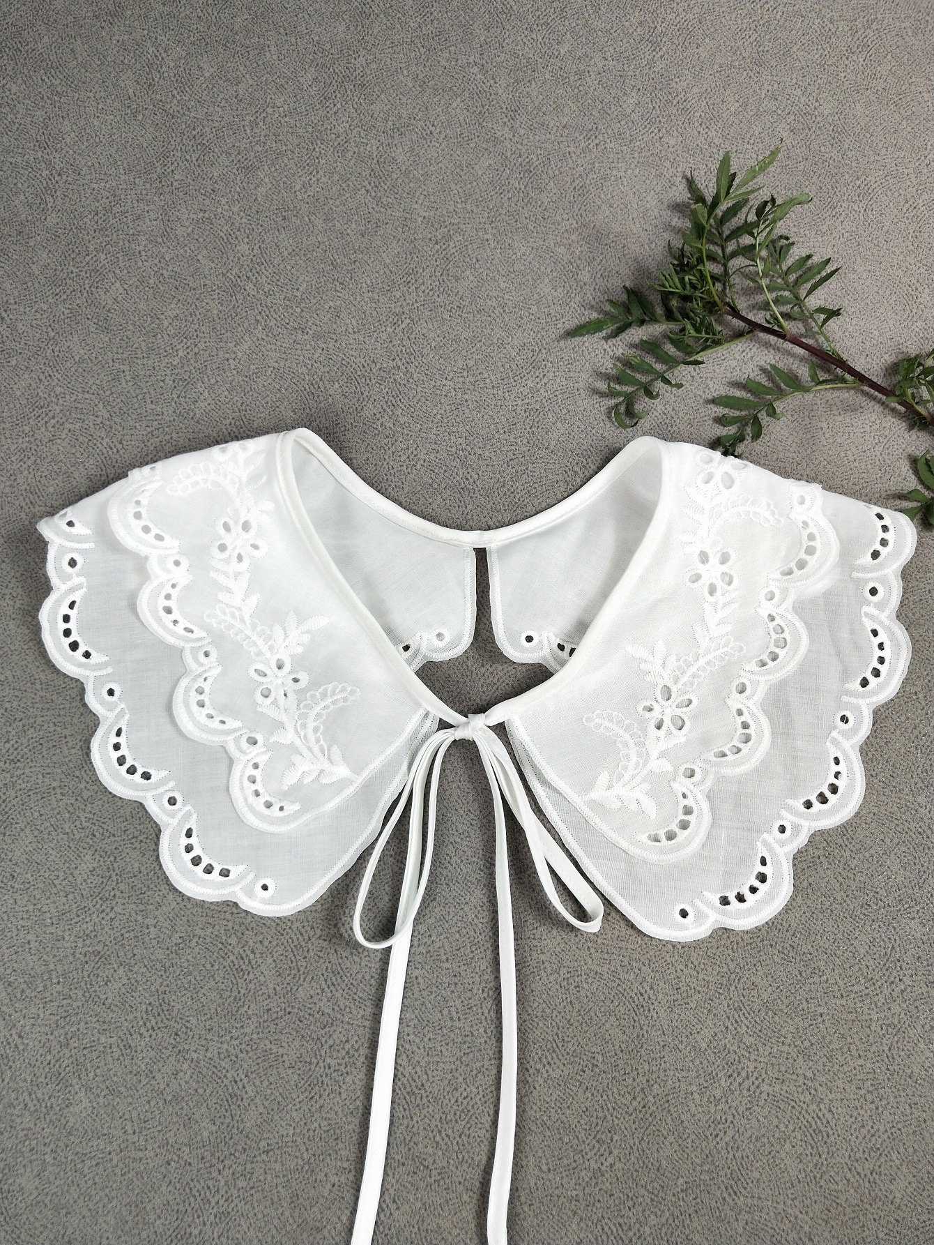 Detachable embroidered collar