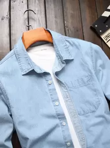 Manfinity Homme Camisa de trabajo de mezclilla azul claro de manga larga con botones y bolsillo parche de algodón para hombres, sin camiseta, para salir, trabajo, ir a la universidad, otoño
