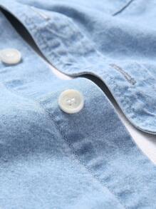 Manfinity Homme Camisa de trabajo de mezclilla azul claro de manga larga con botones y bolsillo parche de algodón para hombres, sin camiseta, para salir, trabajo, ir a la universidad, otoño