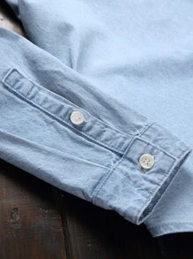 Manfinity Homme Camisa de trabajo de mezclilla azul claro de manga larga con botones y bolsillo parche de algodón para hombres, sin camiseta, para salir, trabajo, ir a la universidad, otoño