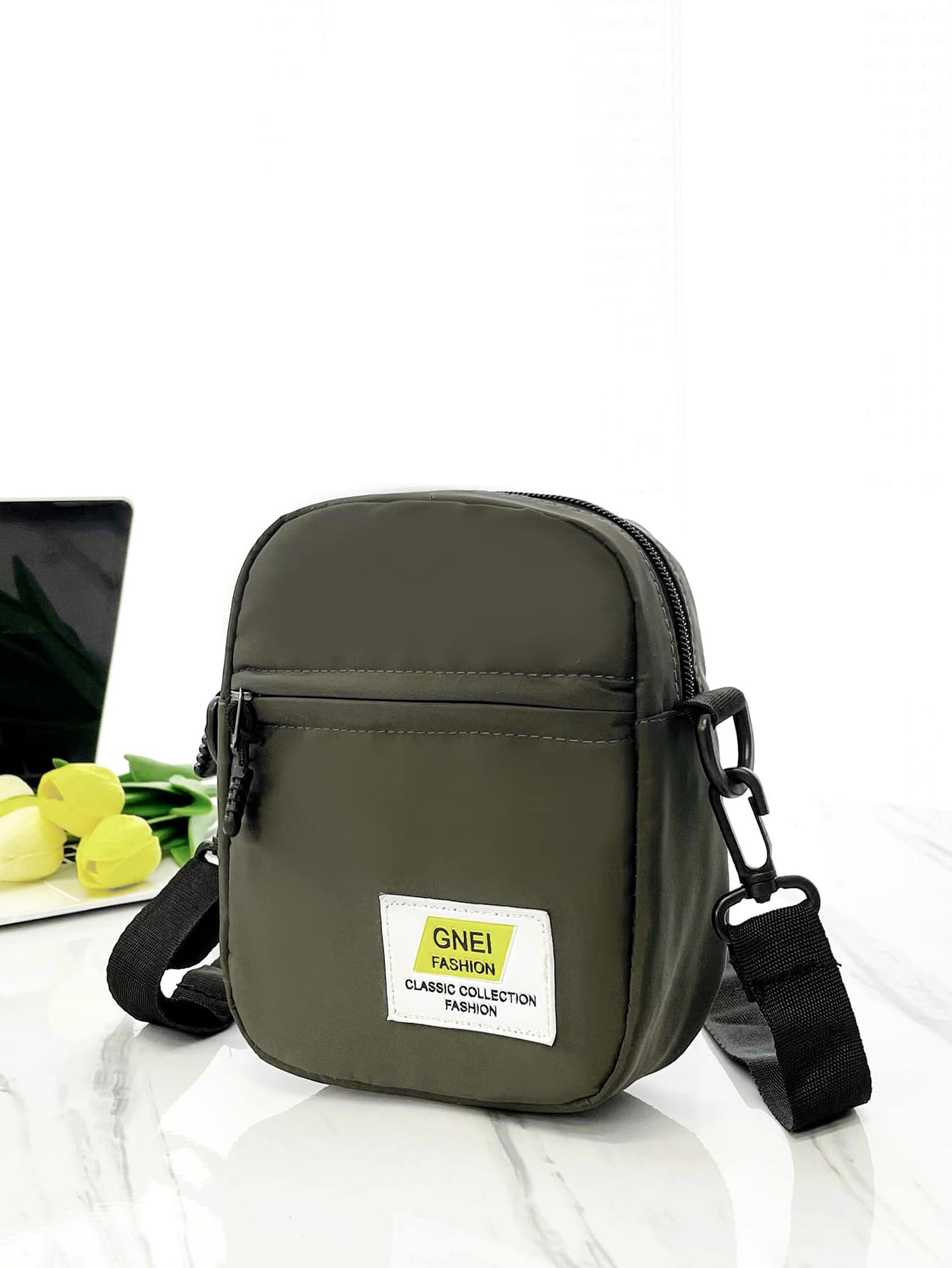 高中生 大学新生 多功能单肩包 单肩包 休闲包 迷你男士字母贴花装饰 方形包，手提包 旅行、大学、户外、运动、通勤书包 斜挎包 单肩包 侧包 简约帆布包 学校包 男士随身单肩包 男包 斜挎包 侧包 返校 学校用品 秋季邮差包 男士包 圆筒包 复古款 万圣节 圣诞节 - 軍綠色 - 查看 1